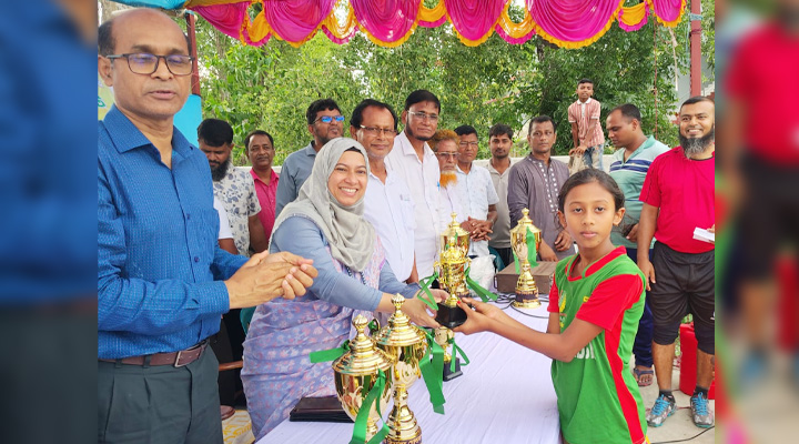 চিতলমারীতে প্রাথমিক বিদ্যালয় গোল্ডকাপ ফুটবল টুর্নামেন্ট পুরস্কার