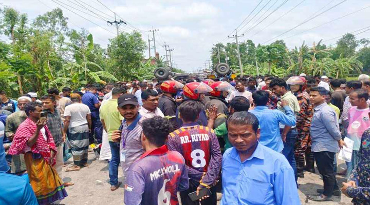 ময়মনসিংহে ট্রাকচাপায় ৩ জন নিহত