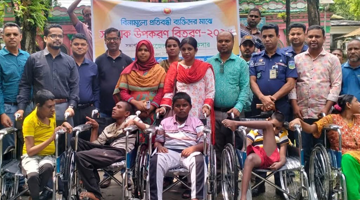 গৌরীপুরে প্রতিবন্ধীদের মাঝে হুইলচেয়ার বিতরণ