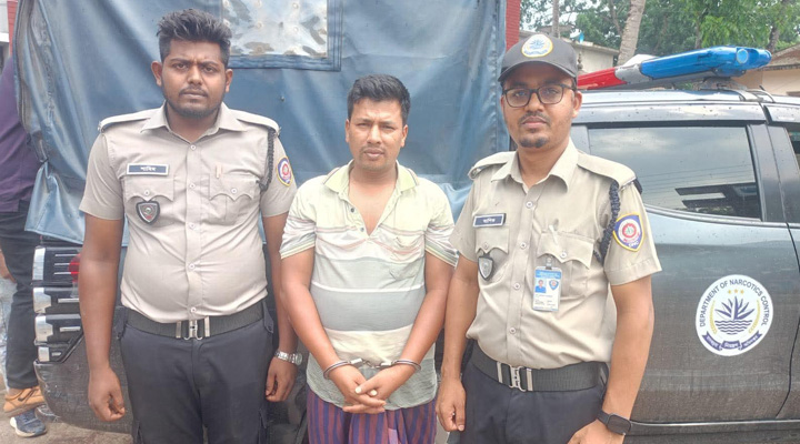 বালিয়াকান্দিতে গাঁজাসহ কুখ্যাত মাদক ব্যবসায়ী আনছার বিশ্বাস গ্রেপ্তার