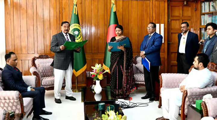 শপথ নিলেন নুসরাত তাবাসসুম