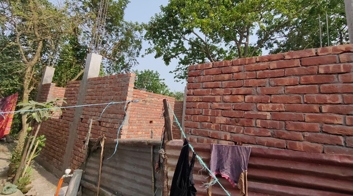 গোদাগাড়ীতে আদালতের নিষেধাজ্ঞা অমান্য করে বাড়ি নির্মাণ
