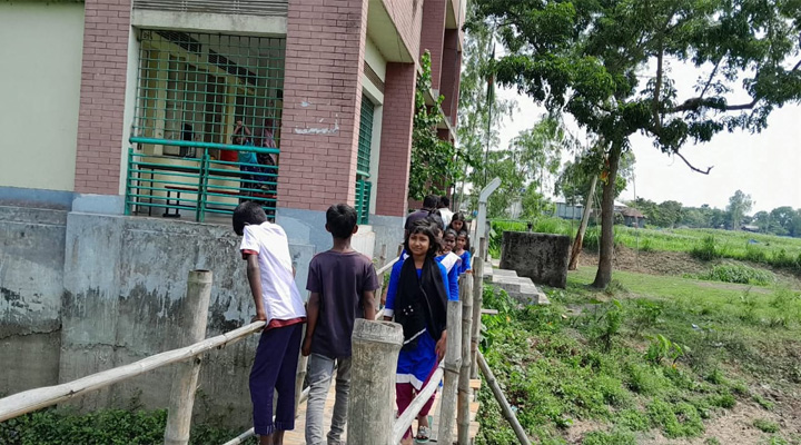 ভাঙ্গুড়া: বিদ্যালয় যাতায়াতে সাঁকো, স্থায়ী সেতুর দাবি