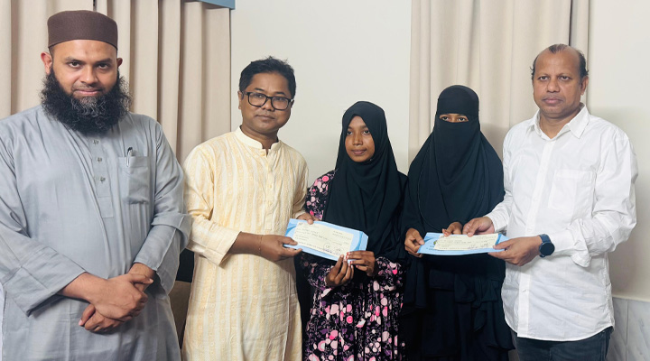 জমজ দুই বোনের পাশে দাঁড়ালেন জেলা প্রশাসক