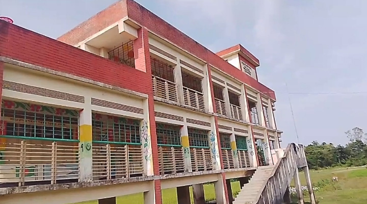 পাঁচজন শিক্ষকের মধ্যে চারজনেরই অনুপস্থিত