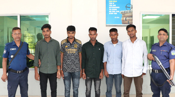 শেরপুরে কনস্টেবল নিয়োগ পরীক্ষায় ডিজিটাল ডিভাইস ব্যবহার, আটক ৫