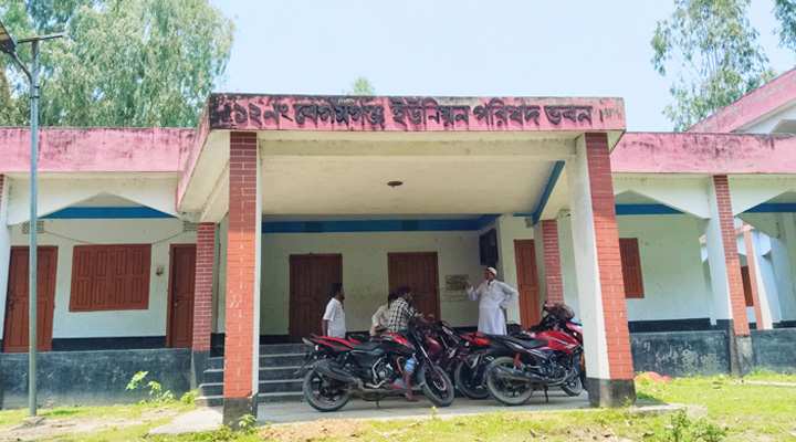 ‎ কুড়িগ্রামে বেগমগঞ্জ ইউপি ৩ বছর ধরে বিদ্যুৎবিহীন ও তালাবদ্ধ, সেবায় ভোগান্তি