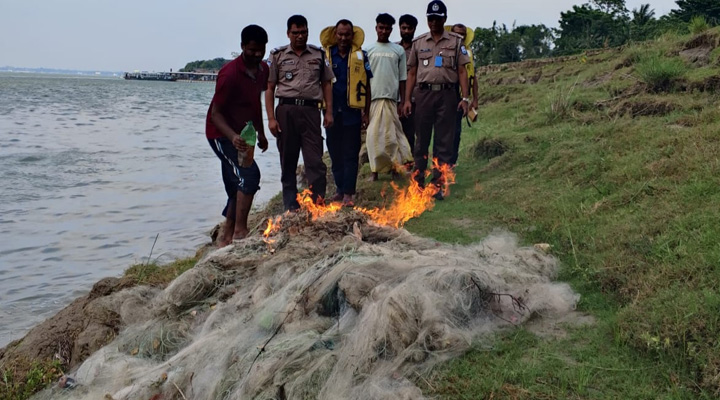 পদ্মায় দৌলতদিয়া নৌ পুলিশের অভিযানে ১ লাখ মিটার কারেন্ট জাল ধ্বংস, জেলে আটক