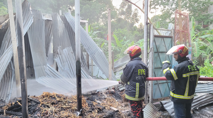 হরিরামপুরে আগুনে ভস্মীভূত ৩ ঘর, ক্ষতি প্রায় ১৫ লাখ টাকা