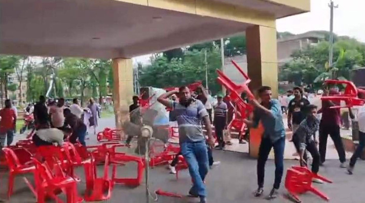 পবিপ্রবিতে ভিসিকে অবাঞ্ছিত ঘোষণা করে ধর্মঘট, বহিরাগতদের হামলায় আহত শিক্ষক