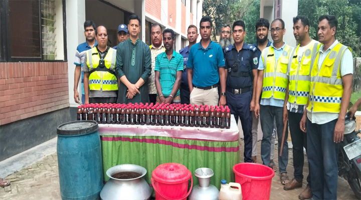 বিশেষ অভিযানে ৮০০ লিটার চোলাই মদ জব্দ, গ্রেফতার ১