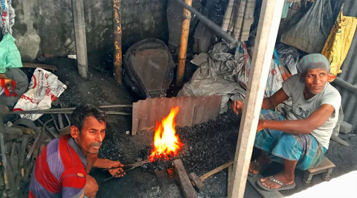 ঈদ এলেই দা-ছুরির ঝনঝনানি, প্রাণ ফিরে পায় গ্রামীণ কামারশিল্প