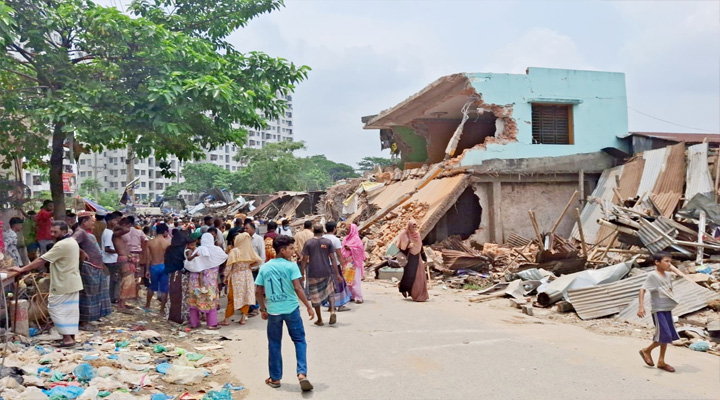 সরকারী জমি উদ্ধারে গিয়ে হামলার মুখে এমপি,পুলিশ ও ম্যাজিস্ট্রেট
