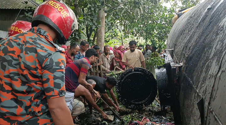 রায়গঞ্জে নিয়ন্ত্রণ হারিয়ে উল্টে গেল বিটুমিনবাহী ট্রাক, নিহত ১