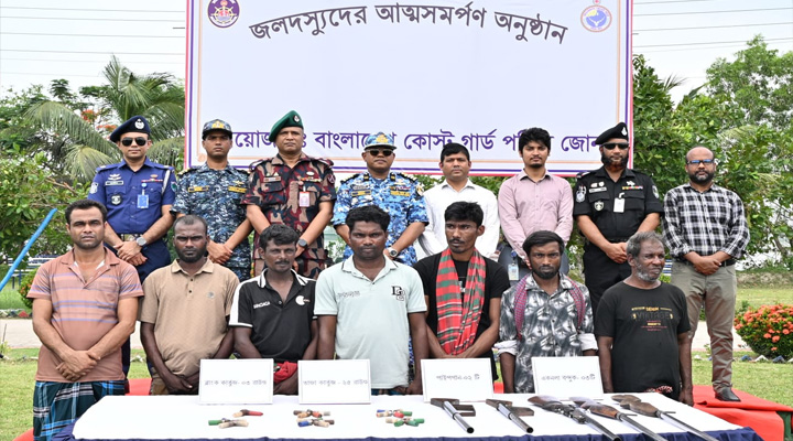 ‘সুন্দরবনে কোস্ট গার্ডের অভিযান: আত্মসমর্পণ করল ‘ছোট সুমন বাহিনী’