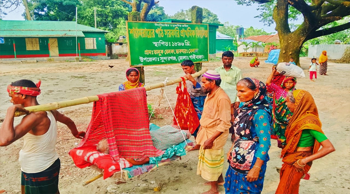 অসুস্থ রোগীকে কাঁধে করে হাসপাতালে, সুন্দরগঞ্জের চরাঞ্চলে সড়ক দুর্ভোগ চরমে