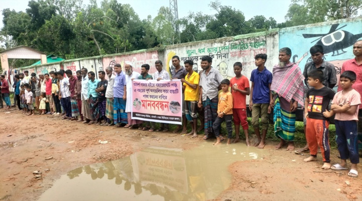 উলিপুরে রাস্তা পাকা করণের দাবিতে মানববন্ধন