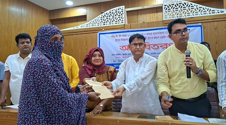 মান্দায় ৫০০ অসহায় পরিবারের মাঝে প্রধানমন্ত্রীর তহবিলের ১০ লাখ বিতরণ
