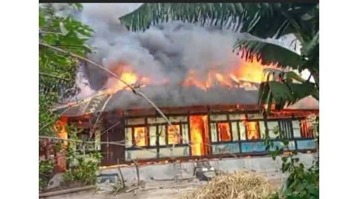 ছেলের বিরুদ্ধে নিজ ঘরে আগুন দেওয়ার অভিযোগ