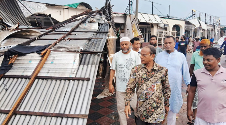 কালবৈশাখীতে বিধ্বস্ত শিমুলিয়া ঘাটের ব্যবসা প্রতিষ্ঠান, ক্ষতির মুখে হোটেল-রোস্তোরা