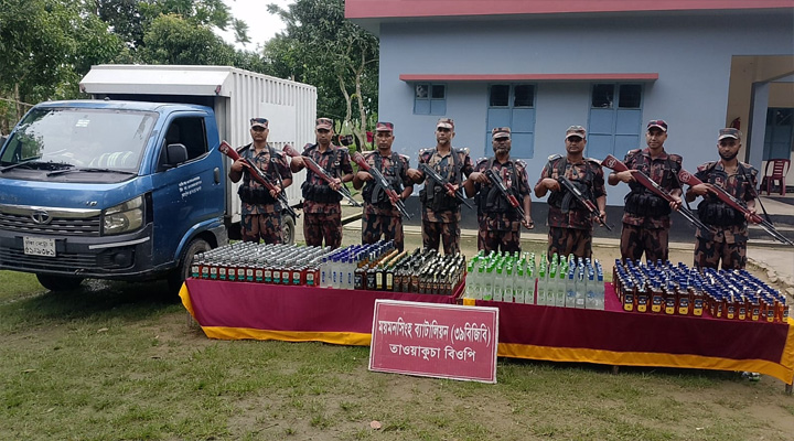 ঝিনাইগাতীর সীমান্তে থেকে ভারতীয় মদ-কাভার্ড ভ্যান আটক
