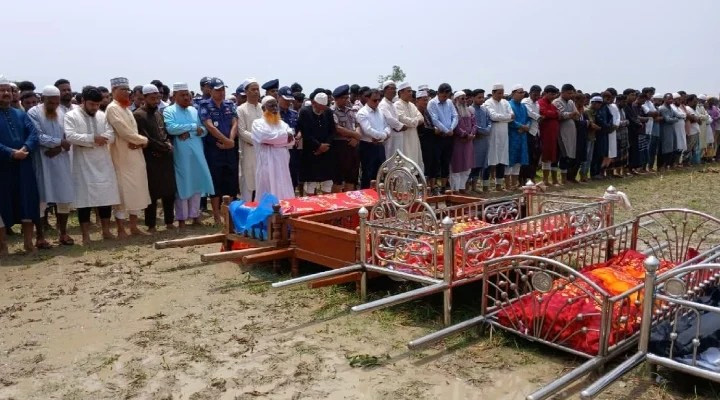 ঈদযাত্রায় ট্র্যাজেডি: রডের নিচে চাপা পড়ল মান্দার ৯ ফেরিওয়ালার স্বপ্ন, শোকে স্তব্ধ এলাকাবাসী