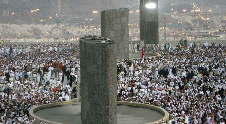 মিনায় শয়তানকে পাথর নিক্ষেপ শুরু