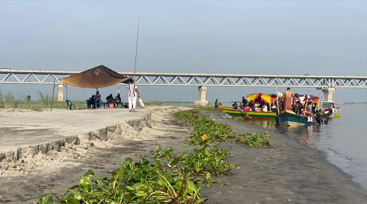 পদ্মার বুকজুড়ে সৌন্দর্যের হাতছানি