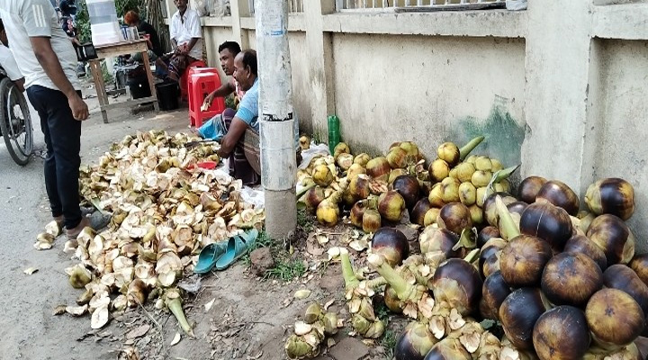 তাল-এর স্বাদ নিতে দোকানগুলোতে পথচারীদের ভীড়