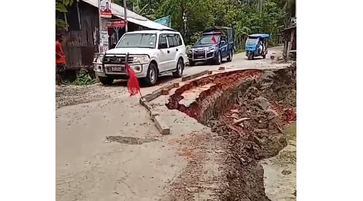 ঠিকাদারের অবহেলায় ভাঙছে সড়ক