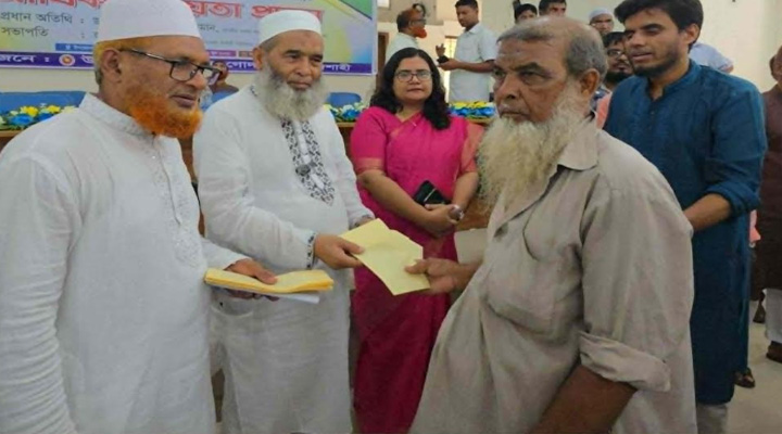 গোদাগাড়ীতে অসহায় মানুষের মাঝে নগদ অর্থ বিতরণ
