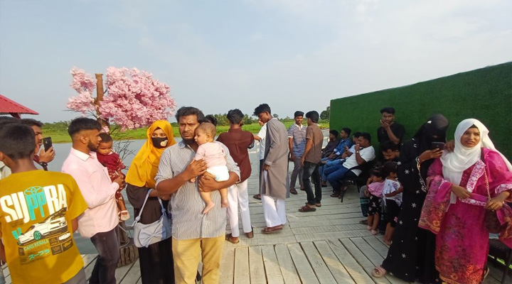 প্রাকৃতিক সৌন্দর্যে মুগ্ধ করছে রামগতির মেঘনা তীর