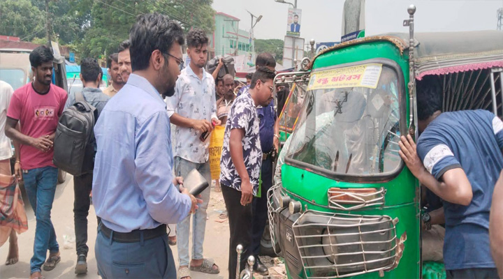 কেন্দুয়ায় অতিরিক্ত ভাড়া আদায়, ২ সিএনজি চালককে  জরিমানা