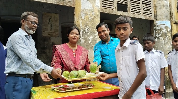 শিক্ষার্থীদের সহায়তার আশ্বাস কোটচাঁদপুর ইউএনওর