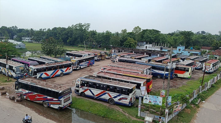 মাদারগঞ্জে বাস ধর্মঘট ও সড়ক অবরোধ, স্থবির জনজীবন