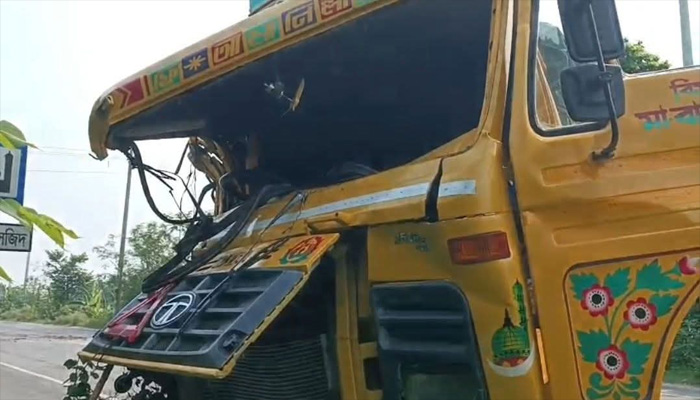 কুষ্টিয়ায় দুই ট্রাকের মুখোমুখি সংঘর্ষে চালক নিহত, আহত ৩