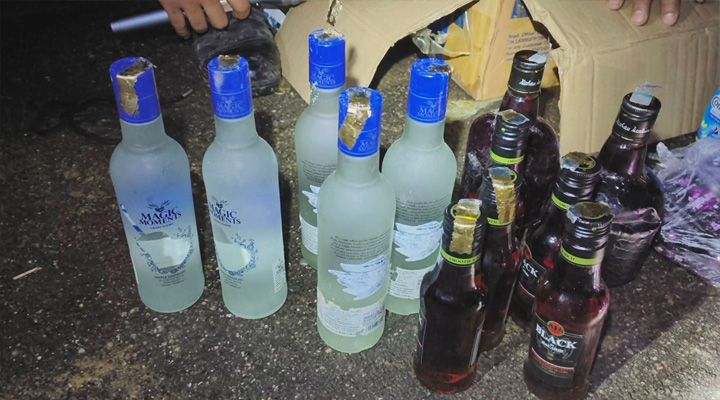 বিদেশি মদ ও ভারতীয় সিগারেট জব্দ
