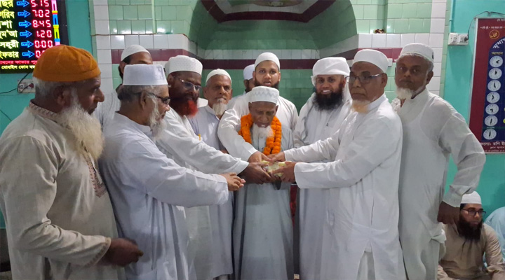 ৫০ বছরের খেদমতের পর বিদায়, সম্মাননায় সিক্ত মুয়াজ্জিন ‘রমজান আলী’