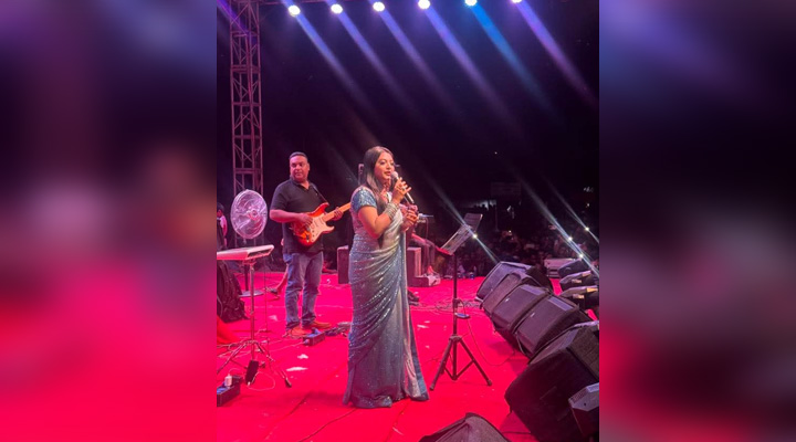 পার্বতীপুরে মঞ্চ কাঁপালো সংগীত শিল্পী সালমা ও মনির খান