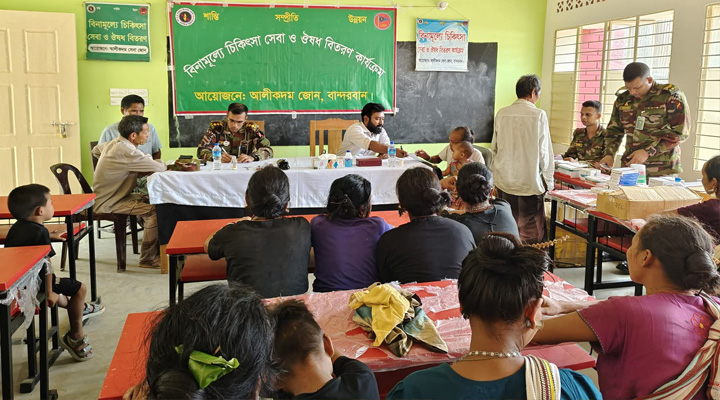 কুরুকপাতায় সেনাবাহিনীর ফ্রি মেডিকেল ক্যাম্প