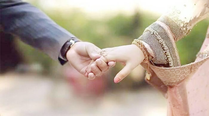 স্বামীর নাম-পদবি নিজের সাথে সংযুক্ত করা কি বৈধ?