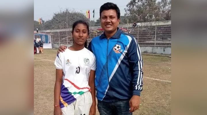 মেসিকে অনুসরণ করে ধনবাড়ীর মেয়ে অনন্যার ফুটবল নিয়ে স্বপ্ন