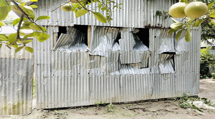 সরিষাবাড়ীতে বসতবাড়িতে হামলা, ভাঙচুর-লুটপাটের অভিযোগ