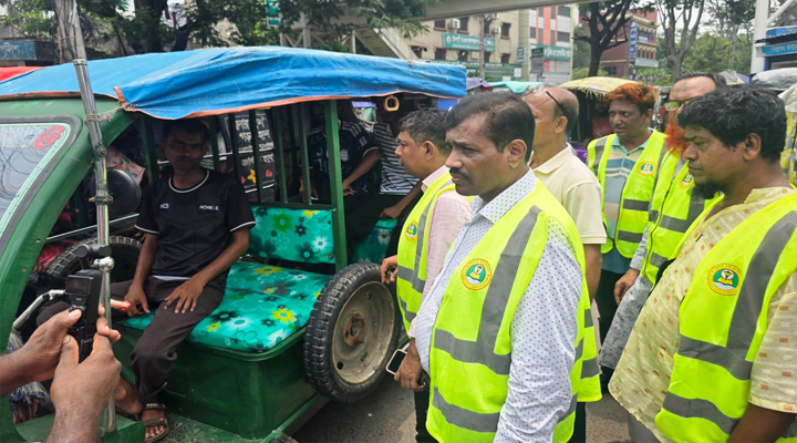 অটোরিকশার ভাড়া তদারকিতে মাঠে রাসিকের রাজস্ব বিভাগ