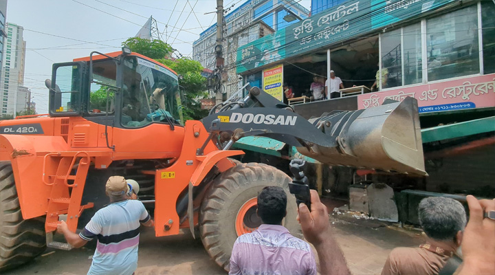 ফুটপাত দখল ও অবৈধ পার্কিংয়ের বিরুদ্ধে রাজশাহীতে সাঁড়াশি অভিযান