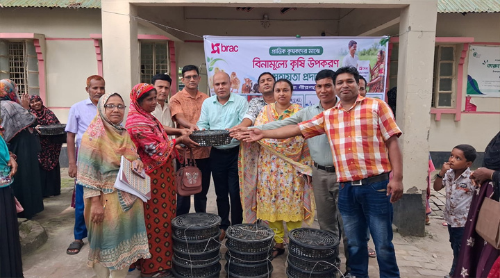 পীরগঞ্জে বিনামূল্যে ৩২ জন নারীর মাঝে হাঁস ও মুরগির বাচ্চা বিতরণ