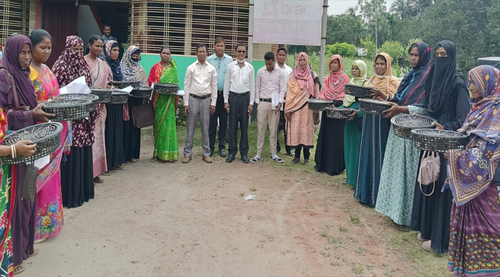 পীরগঞ্জে বিনামূল্যে ২৮ জন নারীর মাঝে হাঁস ও মুরগির বাচ্চা বিতরণ
