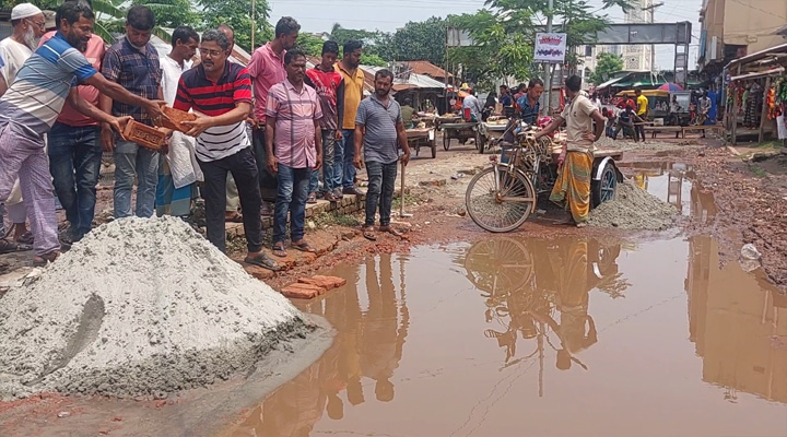 মোরেলগঞ্জে বিএনপি নেতার   নিজস্ব অর্থায়নে  রাস্তা সংস্কার