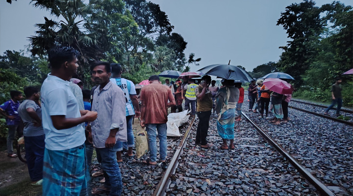 চুয়াডাঙ্গায় ট্রেনে কাটা পড়ে দু‍‍`বন্ধু নিহত, আহত ১