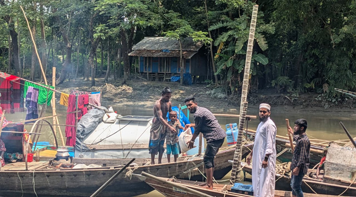 বাউফলে মান্তা সম্প্রদায়ের পাশে স্প্রেইড হিউম্যানিটি